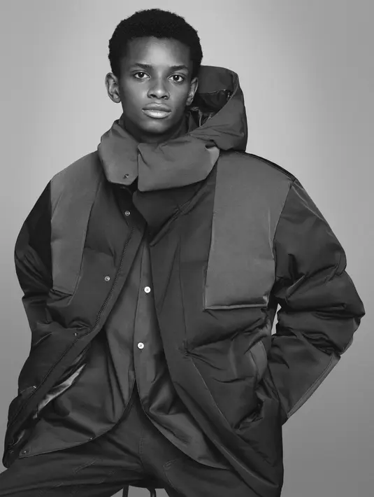 Bagi kamu yang lebih suka dengan basic items, coba padukan Oversized Parka dengan Turtleneck Jumper. Ia memberikan rasa kehangatan secara menyeluruh.