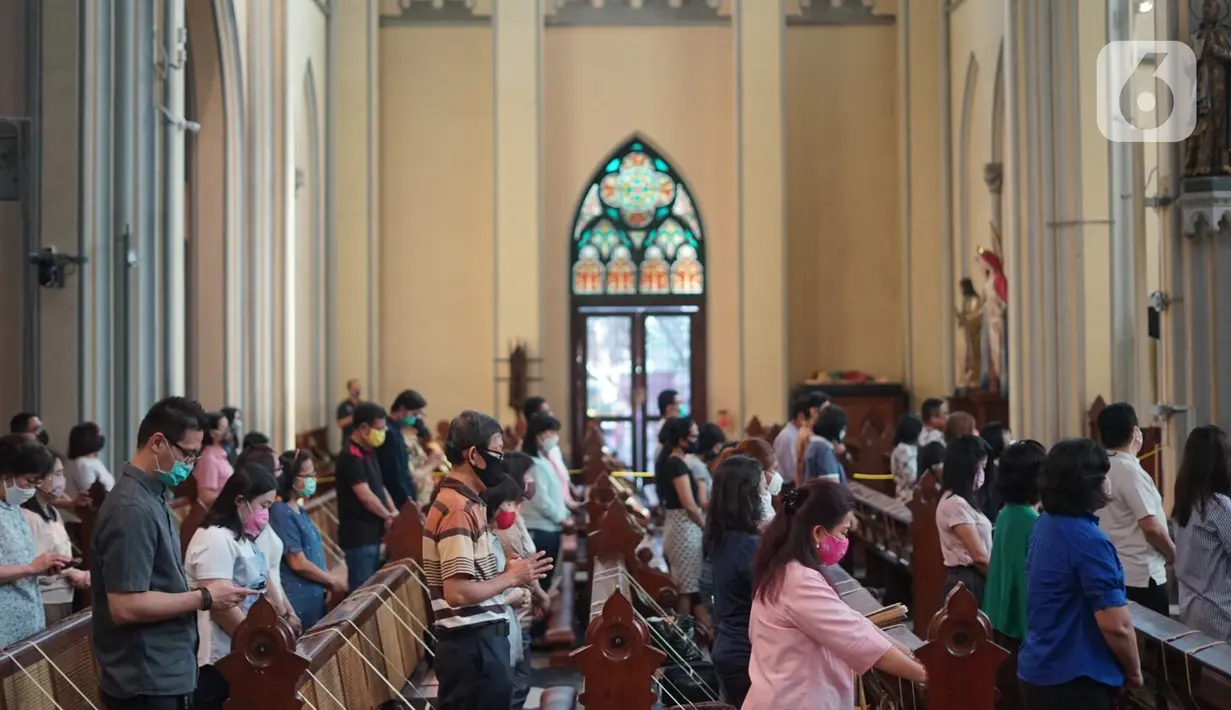 Jemaat duduk di antara pembatas jarak tubuh saat melaksanakan ibadah misa di Gereja Katedral Jakarta, Minggu (12/7/2020). Gereja Katedral Jakarta kembali menggelar misa bagi umat Katolik dengan menerapkan protokol kesehatan untuk mencegah penularan Covid-19. (Liputan6.com/Immanuel Antonius)