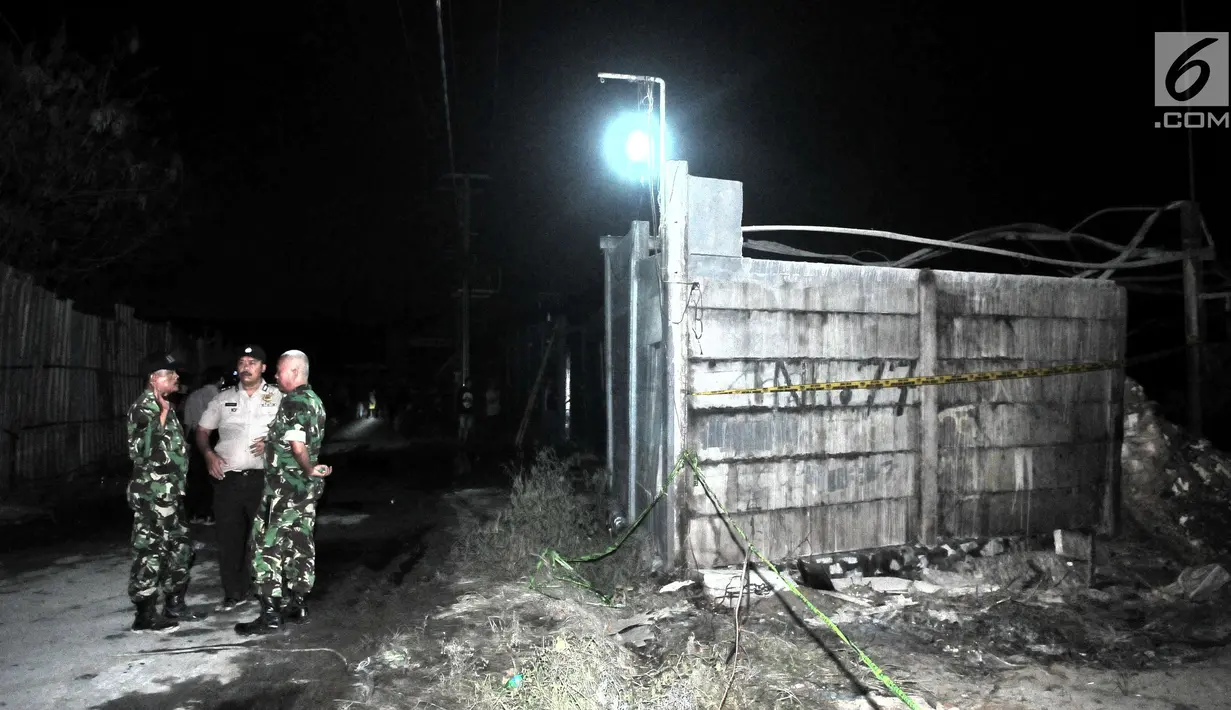 Petugas polisi dan TNI berjaga di sekitar lokasi kebakaran pabrik kembang api di Kosambi, Tangerang, Banten, Kamis (26/10). (Liputan6.com/Helmi Afandi)