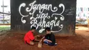 Anak-anak bermain congklak di Taman Bermain Masyarakat (TBM) Kolong Ciputat, Tangsel, Banten, Minggu (22/7). (Merdeka.com/Arie Basuki)