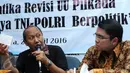 Pengamat politik LIPI, Ikrar Nusa Bhakti (kiri) memberikan pernyataan saat diskusi di gedung YLBHI Jakarta, Sabtu (23/4/2016). Diskusi membahas Problematika Revisi UU Pilkada dan Kembalinya TNI-Polri Berpolitik. (Liputan6.com/Helmi Fithriansyah)