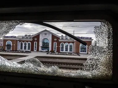 Stasiun kereta api, dilihat dari gerbong kereta, setelah serangan roket di Kramatorsk, Ukraina timur (8/4/2022). Peristiwa tragis terjadi di stasiun kereta Kramatorsk, Ukraina. Puluhan orang dilaporkan tewas dan lebih banyak lagi yang terluka. (AFP/Fadel Senna)