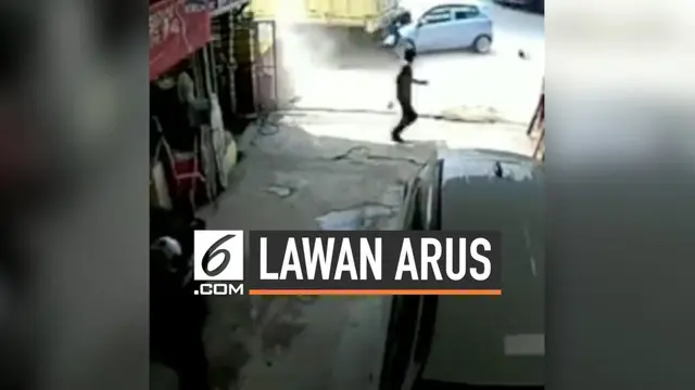 Kecelakaan terjadi karena disebabkan banyak hal. Akibat melawan arus, pengendara motor ditabrak mobil dan terempal.