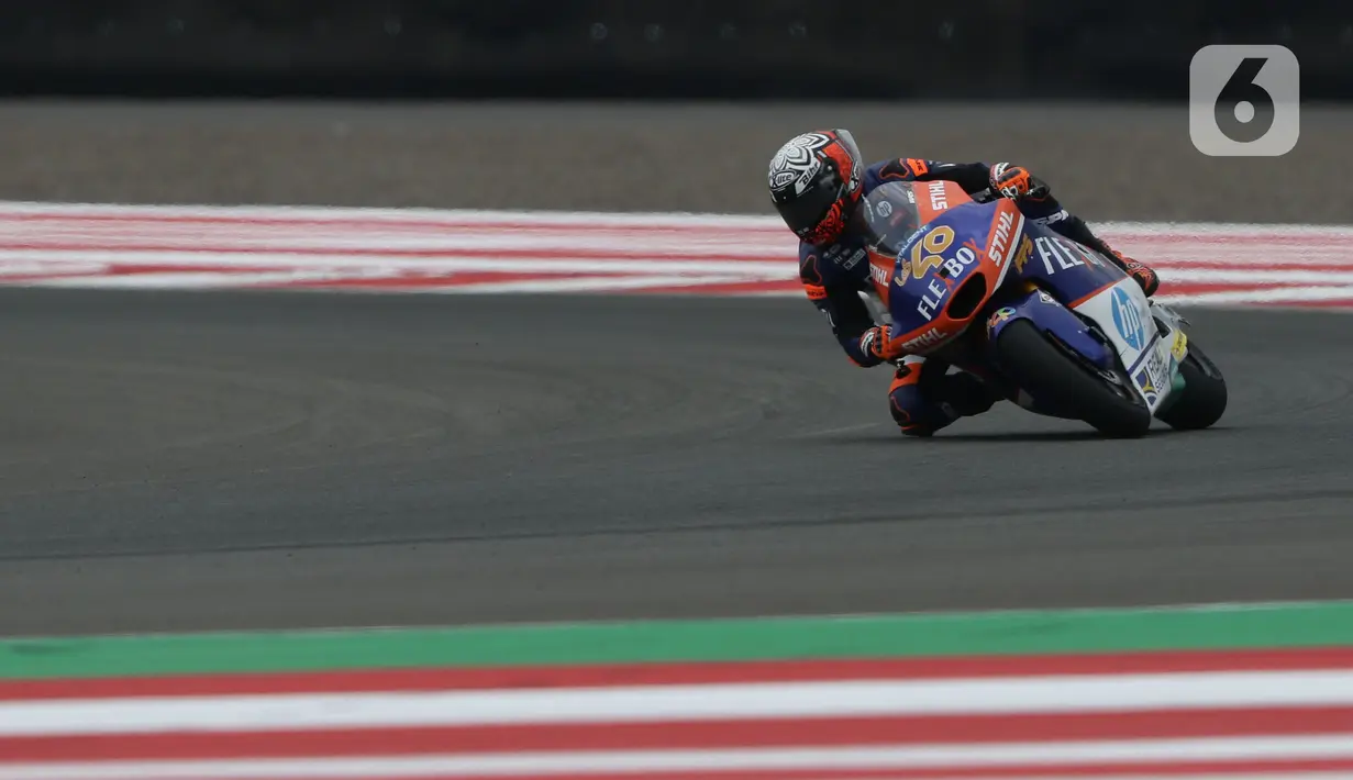 Pembalap Flexbox HP40, Aron Canet saat berlomba di ajang Moto2 GP Mandalika di Pertamina Mandalika International Street Sirkuit, Nusa Tenggara Barat, Minggu (20/3/2022). (Liputan6.com/Helmi Fithriansyah)