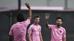 Penyerang Inter Miami asal Argentina, Lionel Messi (kanan) melambaikan tangan kepada rekan setimnya dalam sesi latihan menjelang pertandingan sepak bola Piala Dunia Antarklub 2025 Grup A melawan klub Mesir Al-Ahly di Inter Miami CF Training Centre, Fort Lauderdale, Florida, Amerika Serikat, 13 Juni 2025. (PATRICIA DE MELO MOREIRA/AFP)