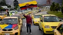 Para pengemudi taksi mengadakan kenaikan bahan bakar yang konstan telah mempengaruhi pekerjaan mereka. (AP Photo/Fernando Vergara)