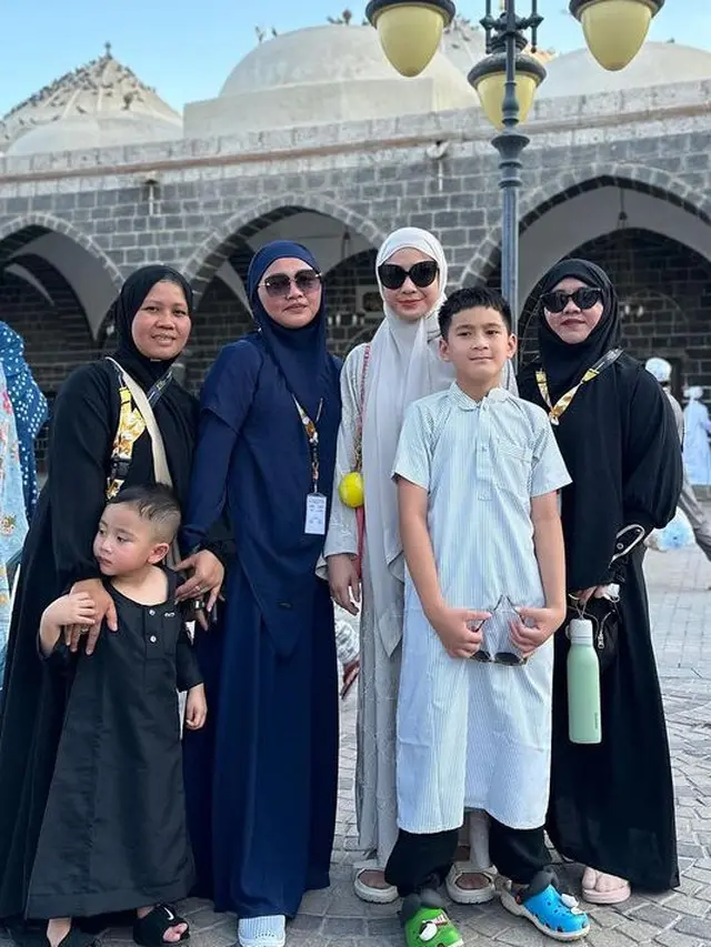 Tampilan Nagita Slavina Umrah Bersama Karyawan. [@raffinagita1717]