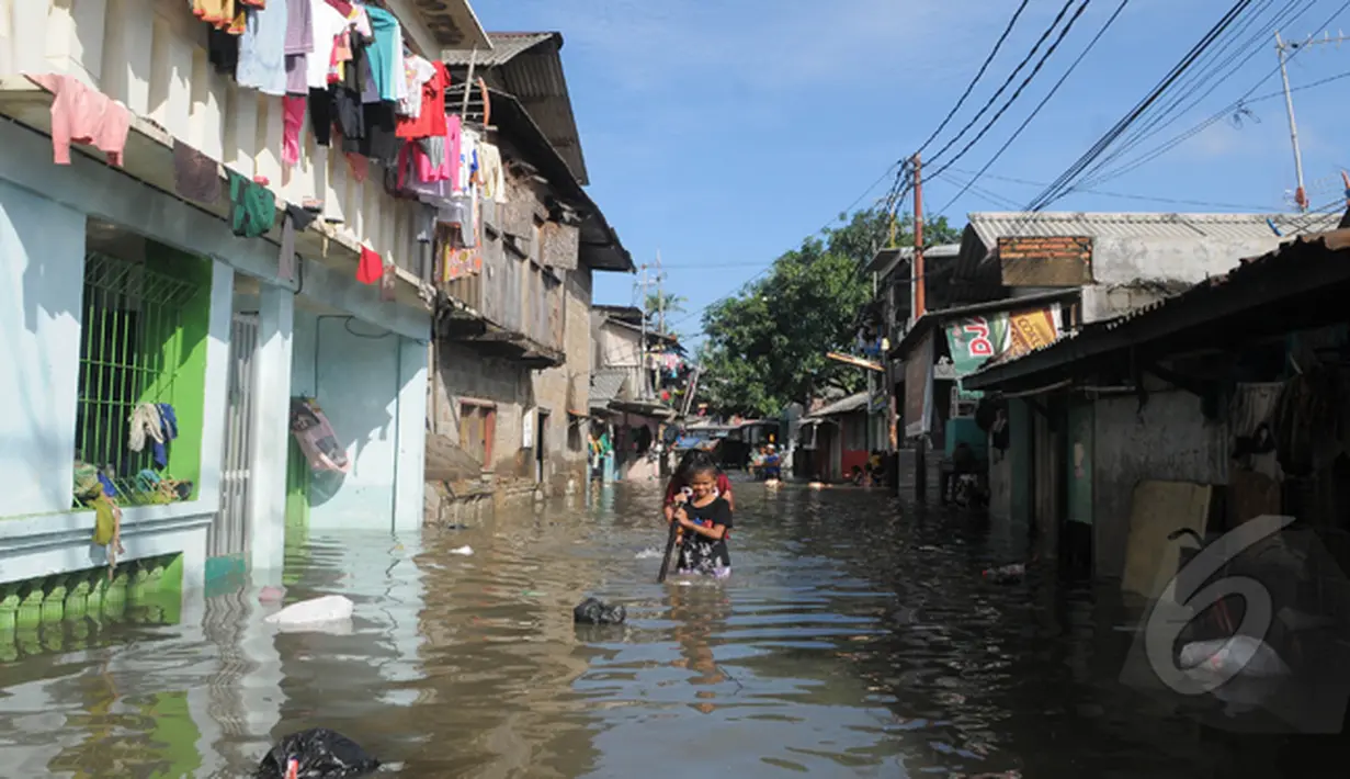 Hujan yang mengguyur Jakarta sejak Minggu (8/2) lalu, membuat Waduk Ria Rio meluap. Imbasnya, perkampungan Pendongkelan tergenang air hingga paha orang dewasa, Jakarta, Selasa (10/2/2015). (Liputan6.com/Herman Zakharia)