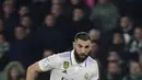 Penyerang Real Madrid, Karim Benzema membawa bola saat bertanding melawan Real Betis pada pertandingan La Liga Spanyol di stadion Benito Villamarin di Seville, Senin(6/3/2023). Hasil ini membuat Madrid tertahan di peringkat kedua LaLiga dengan 53 poin dari 24 pertandingan. (AFP/CRISTINA QUICLER)