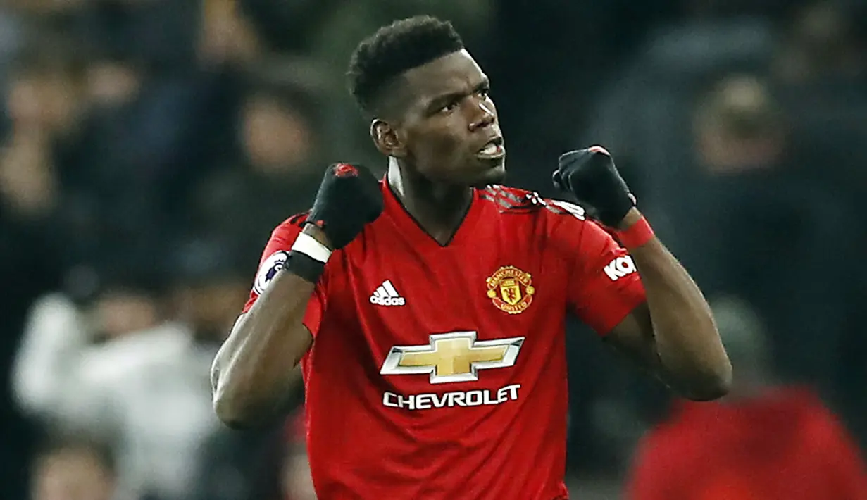 6. Paul Pogba (Manchester United) - Mantan Pemain Juventus ini memiliki pemasukan sebesar 34 juta dollar atau Rp 506 miliar. Pogba menempati posisi keenam sebagai pemain dengan pendapatan tertinggi di dunia. (AP/Martin Rickett)