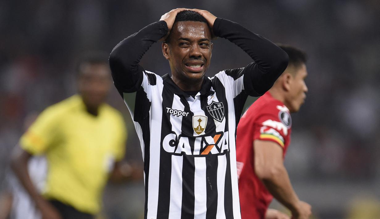 Robinho. Mantan pemain Real Madrid dan Manchester City yang pensiun bersama Santos pada Oktober 2020 ini akan menjalani hukuman penjara 9 tahun akibat kalah banding dalam kasus pemerkosaan wanita Albania berusia 22 tahun. Kasusnya terjadi saat ia tengah membela AC Milan. (AFP/Douglas Magno)