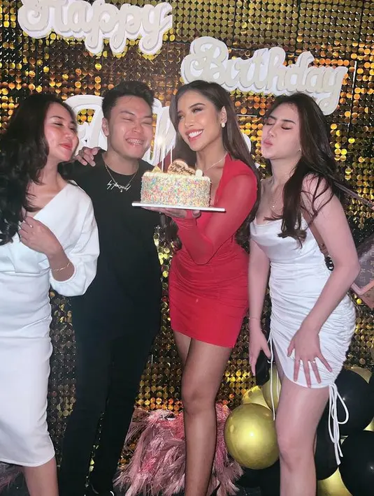 Bersama para sahabat, Millen tampak bahagia. Ia menjadi sosok yang mencuri atensi berbalut dress mereh memeluk tubuh dengan sempurna. (Foto: Millen Cyrus/ Instagram)