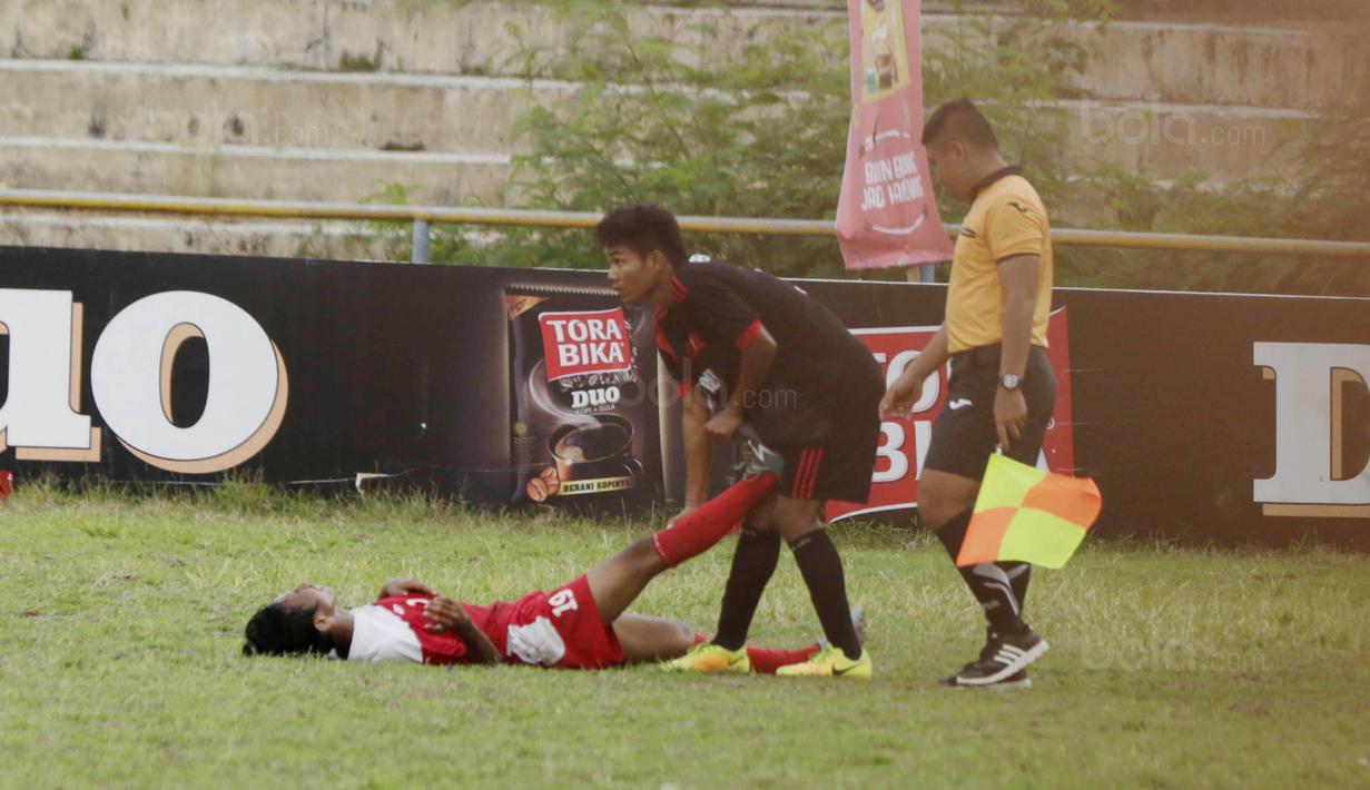 Pemain STKIP Mega Resky membantu pemain STIMED Nusa Palapa yang cidera pada laga Torabika Campus Cup 2017 di Stadion UNM, Makassar, Kamis, (19/10/2017). STIMED Nusa Palapa menang adu penalti atas STKIP Mega Resky. (Bola.com/M Iqbal Ichsan)