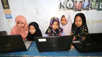 Anak-anak belajar internet saat pelatihan program Kebumen Desa Digital di Desa Tambakprogaten, Kabupaten Kebumen, Jateng, Minggu (6/5). Pelatihan ini diharapkan mampu meningkatkan tingkat literasi digital. (Liputan6.com/Fery Pradolo)