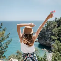 Jalan kaki, menikmati pemandangan, atau bermain air bisa menjadi cara sederhana untuk mengisi akhir pekan. (Foto/Dok: Pexels)