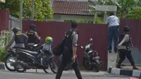 Petugas kepolisian memburu pelaku penyerangan di sekitar markas polisi di Pekanbaru, Riau (16/5). Dalam serangan tersebut satu perwira tewas dan dua lainnya terluka. (AFP Photo/Dedy Sutisna)