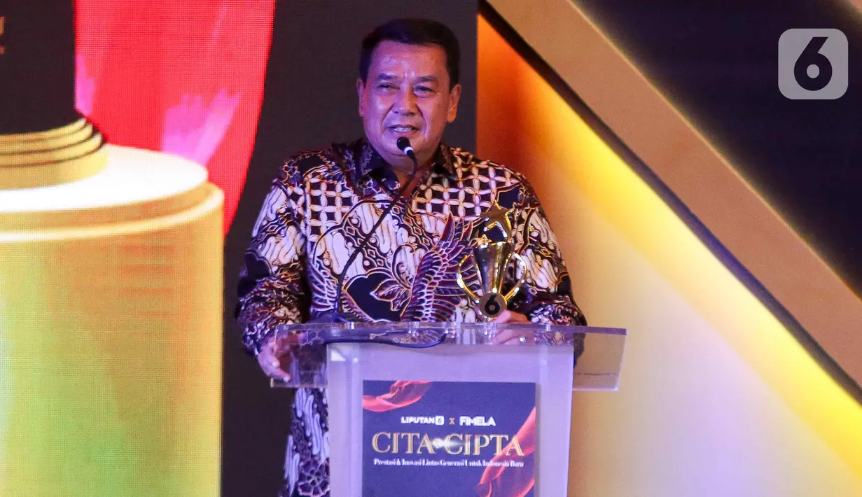 Ketua LPTQ Kabupaten Tanggerang dan Sekretaris daerah Kabupaten Tanggerang periode 2017-2024 Mochamad Maesyal Rasyid memberikan sambutan saat acara Anugerah Inspiratif Liputan6.com di hotel Shangri La, Jakarta, Rabu (31/7/2024). Mochamad Maesyal Rasyid mendapatkan penghargaan Tokoh Inspiratif Penggerak Kemajuan Tradisi dan Pendidikan Agama. (Liputan6.com/Herman Zakharia)