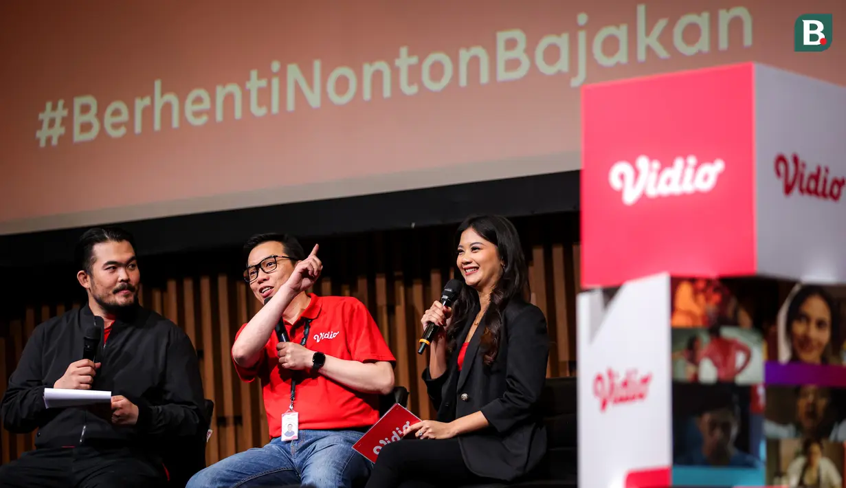 <p>COO Vidio, Hermawan Sutanto (tengah) memberikan keterangan saat acara malam apresiasi penonton setia Vidio bersama eks pemain Manchester United, Owen Hargreaves yang berlangsung di SCTV Tower, Senayan, Jakarta, Jumat (15/12/2023). (Bola.com/Bagaskara Lazuardi)</p>