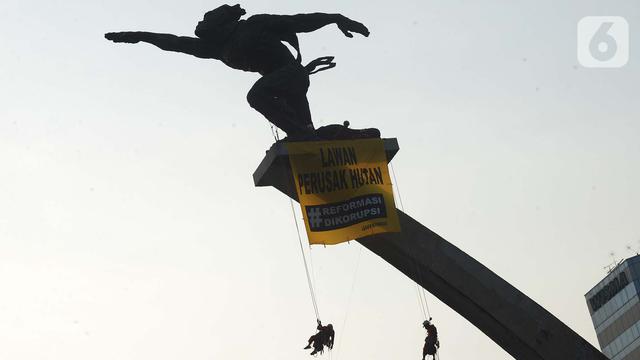 Pesan Lingkungan untuk Jokowi Membentang di Patung Dirgantara Pancoran