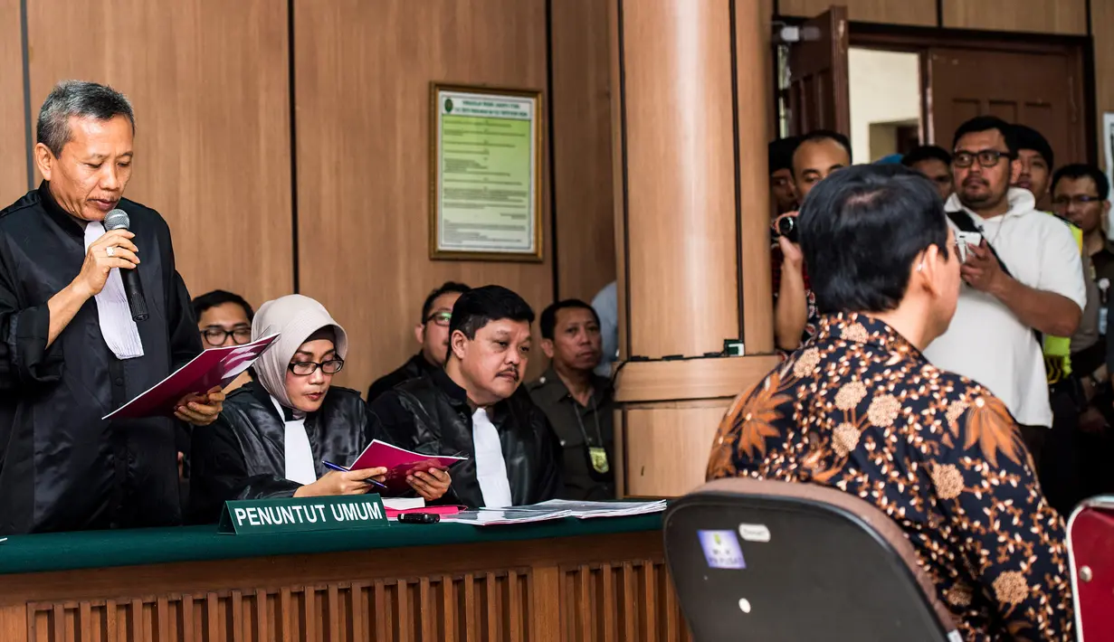 Ketua tim JPU, Ali Mukartono, membacakan eksepsi atas keberatan pembelaan penasehat hukum dan Basuki Tjahaja Purnama (Ahok) dalam sidang lanjutan kasus dugaan penistaan agama di PN Jakarta Utara, Selasa (20/12). (Liputan6.com/Pool/Agung Rajasa)