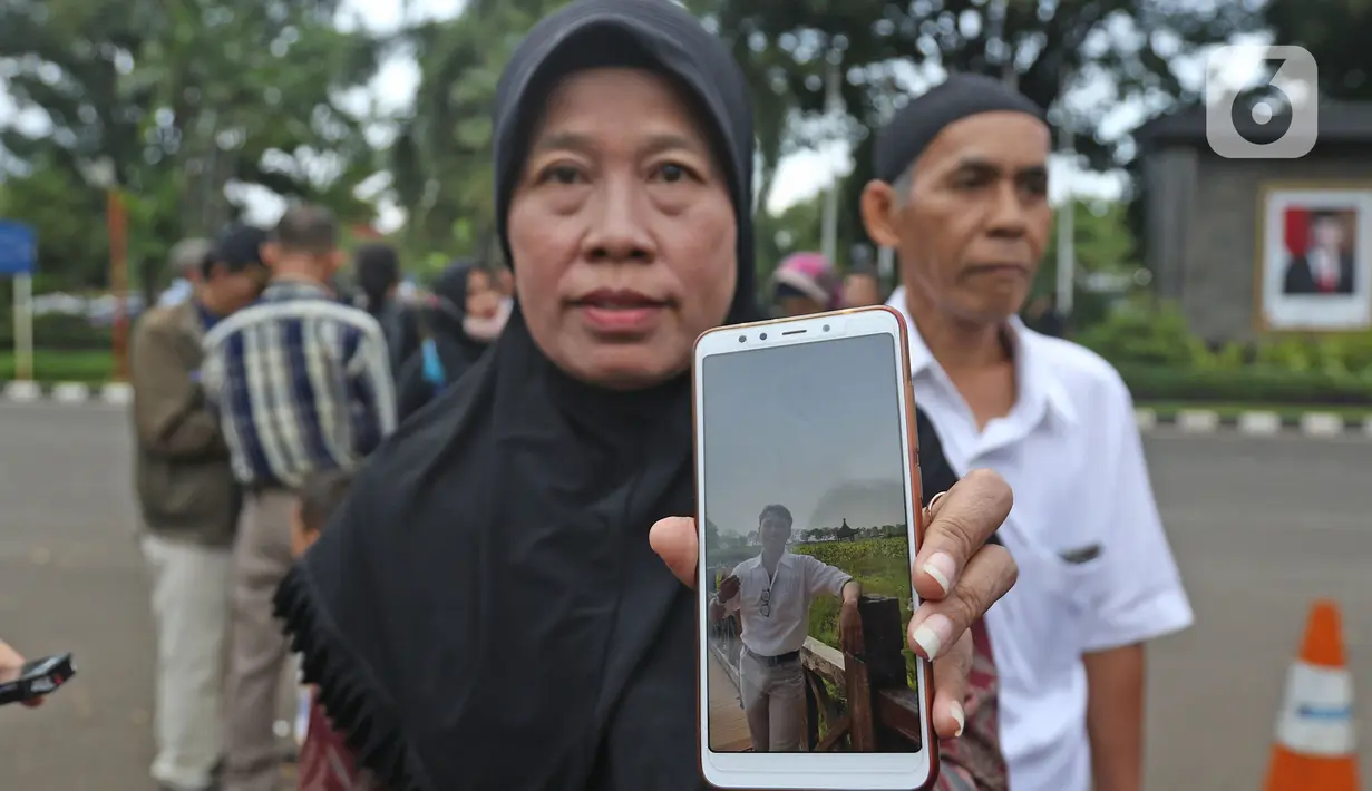 Pihak keluarga menunjukan WNI yang dievakuasi dari Wuhan, China saat menunggu di Bandara Halim Perdana Kusuma, Jakarta, Sabtu (15/2/2020). Pemerintah secara resmi memulangkan 238 WNI ke daerah masing-masing seusai menjalani observasi selama 14 hari di Ranai, Natuna. (Liputan6.com/Herman Zakharia)