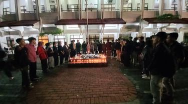 Puluhan mahasiswa di Banyuwangi gelar doa bersama untuk tragedi Kanjuruan Malang. (Hermawan Arifianto/Liputan6.com)