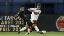 Pratama Arhan yang mendapatkan gelar Pemain Muda Terbaik Piala Menpora 2021 merupakan bek kiri PSIS yang atraktif. Tidak hanya mengawal area pertahanan dengan sangat disiplin, seperti ketika terus berduel dengan pemain sayap PSM, Yakob Sayuri pada babak perempat final. (Foto: Bola.com/Arief Bagus)