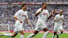 Winger Swansea City Scott Sinclair (tengah) mencetak hat-trick saat menundukkan Reading 4-2 pada final play-off promosi championship di Wembley Stadium, 30 Mei 2011. AFP PHOTO/ADRIAN DENNIS