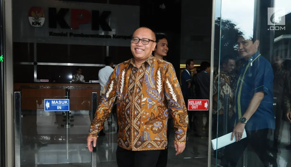 Direktur Utama BPJS Ketenagakerjaan, Agus Susanto berjalan meninggalkan Gedung KPK, Jakarta, Rabu (3/1). Agus Susanto menyerahkan santunan jaminan kecelakaan kerja kepada ahli waris salah satu karyawan KPK. (Liputan6.com/Helmi Fithriansyah)