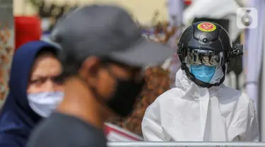 Petugas berjaga saat rapid test massal di Kantor Kelurahan Pondok Betung, Tangerang Selatan, Kamis (14/5/2020). Rapid test massal Covid-19 digelar BIN untuk mendukung program pemerintah, yakni melakukan test yang masif, tracing yang agresif, serta isolasi yang ketat. (Liputan6.com/Fery Pradolo)