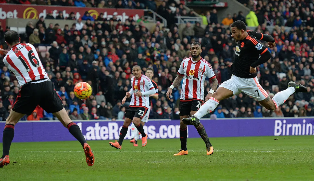 Pemain MU, Memphis Depay (kanan), menembak bola ke arah gawang Sunderland dalam laga Liga Inggris di Stadium of Lights, Sunderland, Sabtu (13/2/2016) malam WIB. (AFP/Oli Scarff)