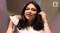 Aktris Anneth Dellicia saat konferensi pers film Kau & Dia 2 di Jakarta, Kamis (30/6/2022). Beberapa pemain di film Kau & Dia pun kembali memerankan karakternya di film Kau & Dia 2. (Liputan6.com/Herman Zakharia)