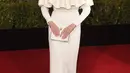 Di usianya yang sudah menginjak 78 tahun, Jane Fonda tampak cantik dan awet muda. Namun gaun putih ini membuatnya nampak seperti makanan penutup dari Perancis serta badut Pierrot. (AFP/JASON MERRITT/GETTY IMAGES NORTH AMERICA)