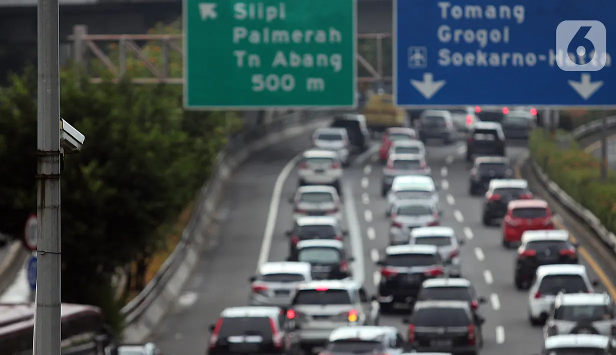 Kendaraan terjebak kemacetan di ruas Tol Dalam Kota, Jalan Gatot Subroto, Jakarta, Selasa (5/4/2022). Direktur Lalu Lintas (Dirlantas) Polda Metro Jaya Kombes Sambodo Purnomo Yogo mengatakan volume kendaraan di Jakarta meningkat hingga 18% selama sepekan terakhir. (Liputan6.com/Johan Tallo)
