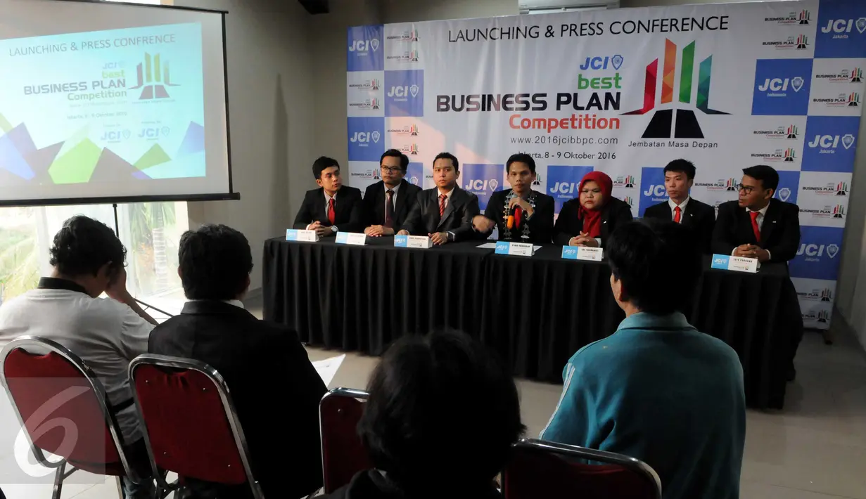 Suasana acara jelang digelarnya Best Business Plan Competition 2016 JCI Indonesia di IDEAL Business Center, Jakarta Timur, Minggu (12/6). Acara yang digelar pada 8-9 Oktober ini mempunyai tagline 'Jembatan Masa Depan'. (Liputan6.com/Helmi Afandi)