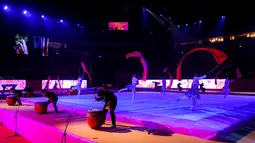 Penampilan sejumlah penari saat upacara pembukaan Kejuaraan Dunia Gimnastik 2025 yang berlangsung di Indonesia Arena, Senayan, Jakarta, Minggu (19/10/2025). (Bola.com.Bagaskara Lazuardi)