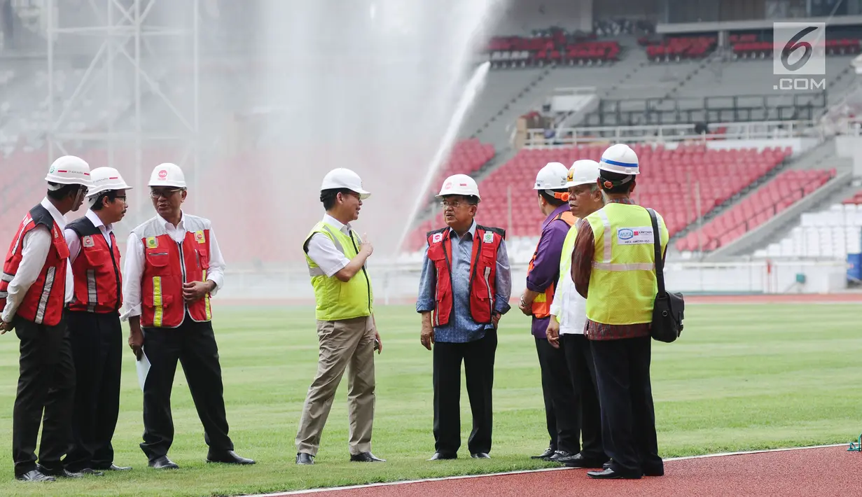 Wapres Jusuf Kalla (keempat kanan) meninjau progres renovasi Stadion Utama GBK, Jakarta, Selasa (3/10). Menteri PUPR Basuki Hadimuljono memastikan, pembangunan infrastruktur Asian Games akan selesai sesuai target. (Liputan6.com/Helmi Fithriansyah)