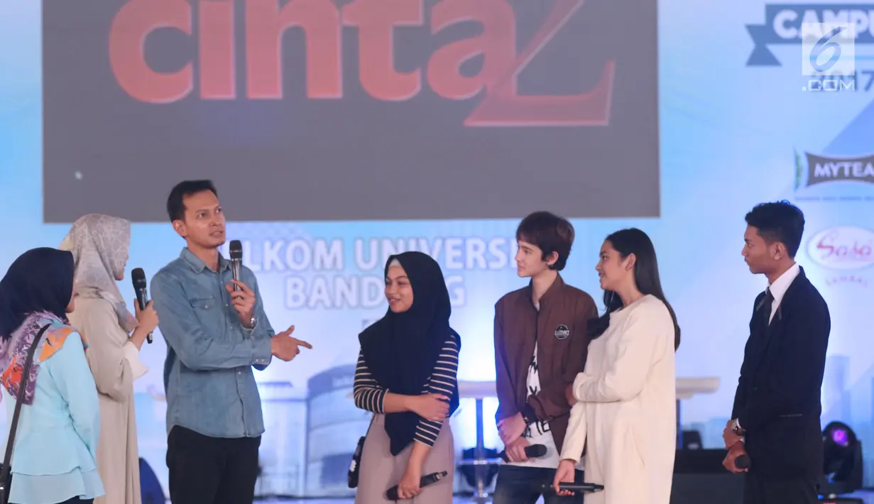 Pemeran film Ayat Ayat Cinta 2, Fedi Nuril (ketiga kiri) memberi tantangan pada peserta Emtek Goes To Campus 2017 di Universitas Telkom, Bandung, Rabu (29/11). EGTC Bandung digelar tiga hari hingga 30 November 2017. (Liputan6.com/Helmi Fithriansyah)