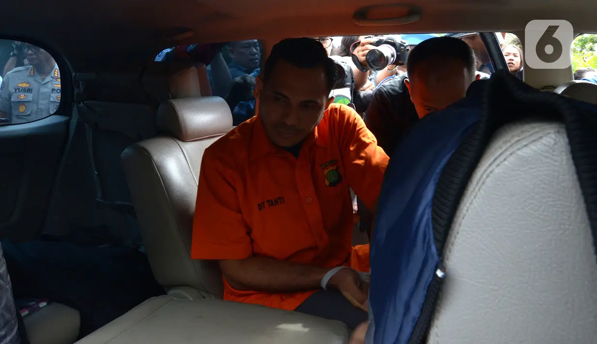 Tersangka penyiramanan air keras terhadap penyidik senior KPK Novel Baswedan saat akan dipindahkan dari Polda Metro Jaya, Jakarta, Sabtu (28/12/2019). Tersangka berinisial RM dan RB dipindahkan dari Polda Metro Jaya ke Bareskrim Mabes Polri untuk penyidikan lebih lanjut. (merdeka.com/Imam Buhori)