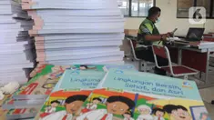 Guru mengajar mata pelajaran olah raga secara darling pada sebuah kelas kosong di SDN Pondok Cabe Udik 01, Pamulang, Tangerang Selatan, Jumat (8/1/2020). Rencana kegiatan belajar tatap muka pada awal Januari di wilayah Tangsel dibatalkan. (merdeka.com/Arie Basuki)