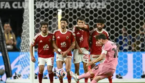 Striker Inter Miami, Lionel Messi, melepaskan tendangan bebas yang sayangnya masih menyamping di sisi kanan gawang Al Ahly pada laga perdana Piala Dunia Antarklub 2025 di Stadion Hard Rock, Minggu (15/6/2025) pagi WIB. (PATRICIA DE MELO MOREIRA / AFP)