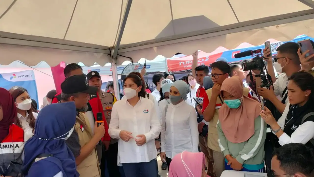 Elizabeth Tjandra (Lisa) Thohir, istri dari Menteri BUMN Erick Thohir mengunjungi Kabupaten Cianjur pada Senin (5/12) ke beberapa posko milik BUMN