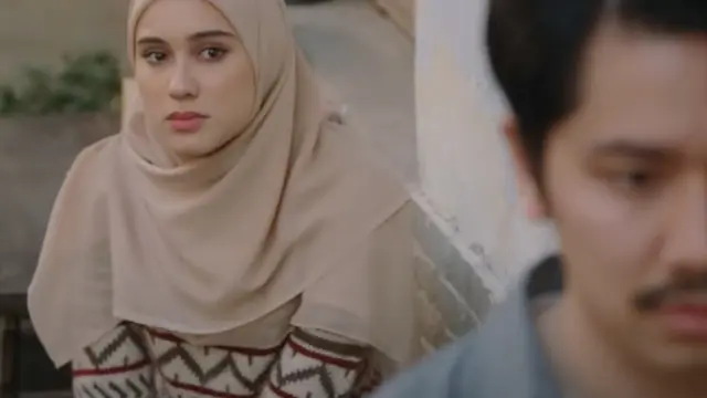 Yasmin Napper sebagai Aisha dalam film Assalamualaikum Beijing 2: Lost in Ningxia. (Foto: Dok. Imperial Pictures/ Pilar Films/ Rumpi Entertainment)