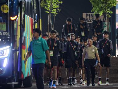 Pemain Timnas Indoneisa U-17 didampingi Wakil Ketua Umum PSSI, Zainudin Amali (kanan) berjalan menuju bus setelah menjalani latihan di Lapangan THOR, Surabaya, Rabu (8/11/2023). Sesi latihan tersebut berlangsung selama dua jam lebih dan tertutup dari media. (Bola.com/Bagaskara Lazuardi)