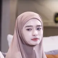 Kali pertama tahu Virgoun selingkuh, Inara Rusli minta ampun kepada Allah karena terlalu duniawi dan mencintai suami melebihi cinta kepada Sang Khalik. (Foto: Dok. YouTube Maia Al El Dul TV)
