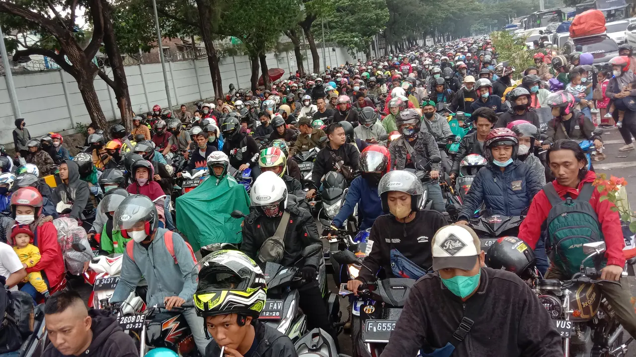 Antrean panjang ribuan pemudik sepeda motor dan mobil di Pelabuhan Merak pada arus mudik Lebaran 2022. (Liputan6.com/Yandhi Deslatama)