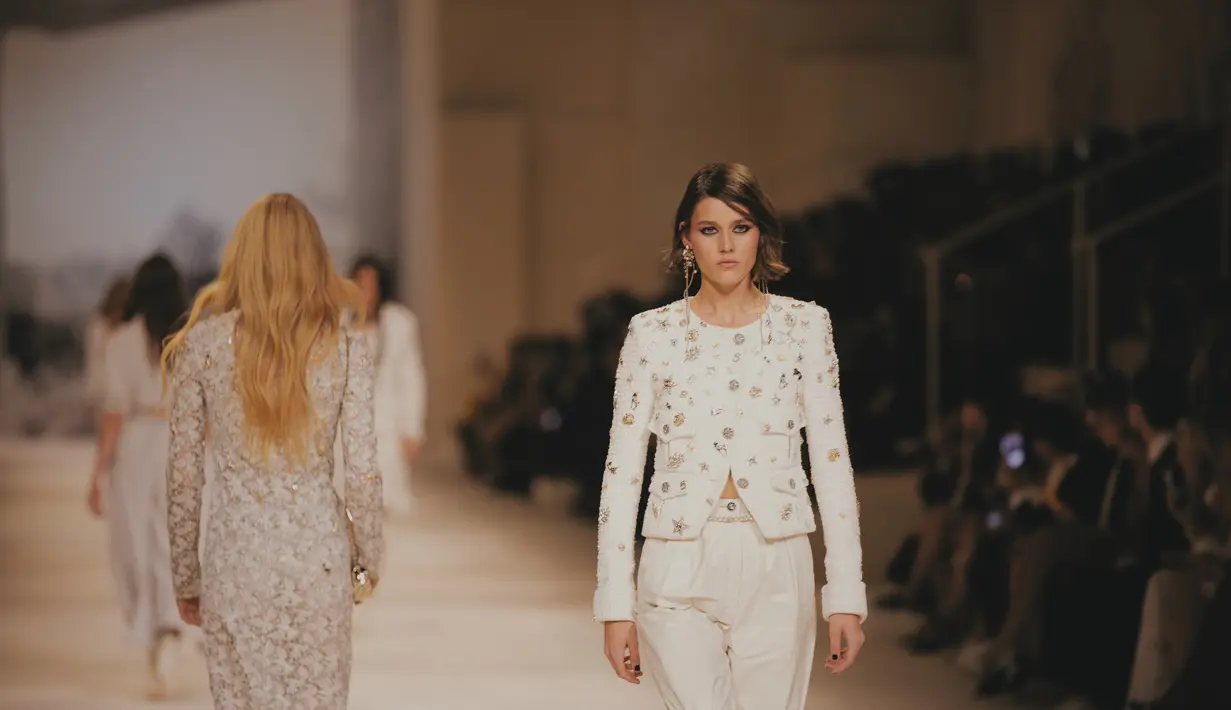 Siluet dari koleksi Chanel Cruise ini membangkitkan kesederhanaan dan puisi dari Testament of Orpheus karya Jean Cocteau, yang dibuat pada tahun 1959 di Carrières de Lumières. Foto: Document/Chanel.