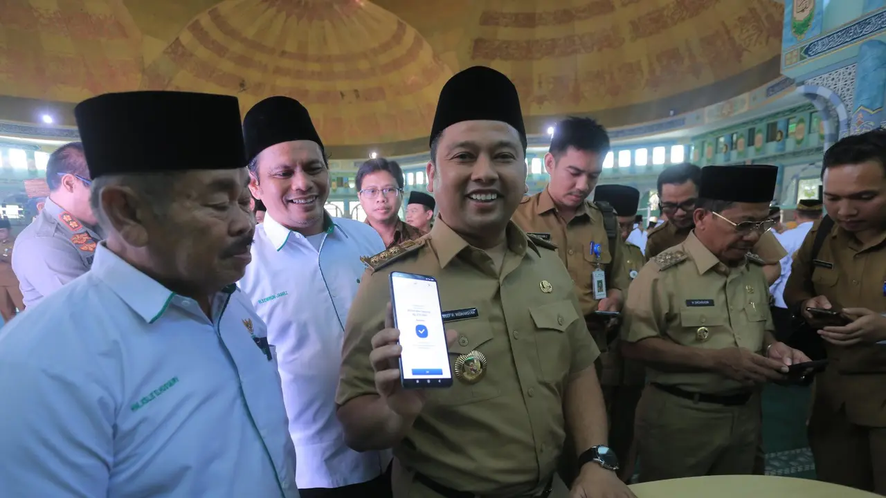 Wali Kota Tangerang Arief R Wismansyah meluncurkan Gerakan Membayar Zakat Serentak di Masjid Raya Al-Azhom