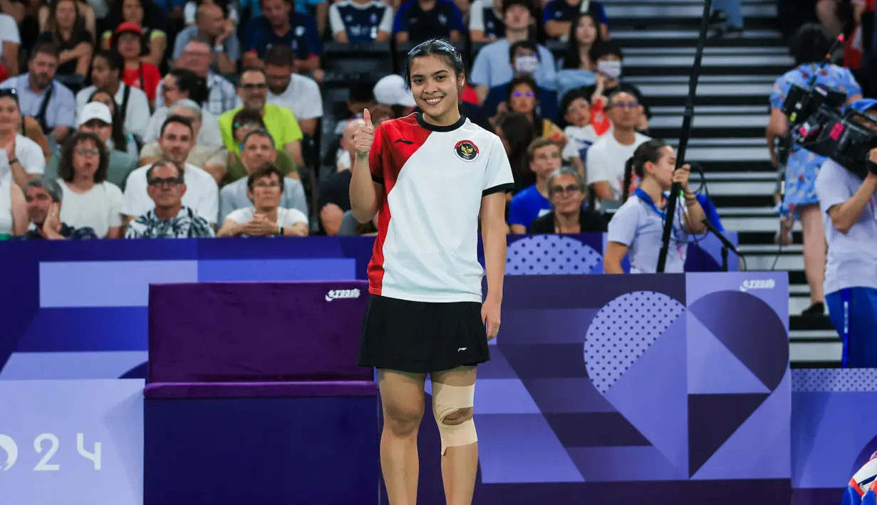 <p>Pebulutangkis Indonesia, Gregoria Mariska berfoto merayakan kemenangan atas wakil Republik Ceska, Tereza Svabikova pada laga terakhir Grup G nomor tunggal putri cabor bulutangkis Olimpiade Paris 2024 di Porte de la Chapelle Arena, Paris, Rabu (31/7/2024). Gregoria Mariska Tunjung menang straight-game 21-12, 21-18. (Dok. NOC Indonesia/Naif Muhammad Al'as)</p>