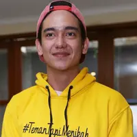 Berperan sebagai seorang laki-laki remaja sepertinya belum juga lepas dari sosok Adipati Dolken. Setelah berperan jadi anak sekolah di film Posesif, terbaru Adipati akan berperan menjadi Ditto di film Teman Tapi Menikah. (Nurwahyunan/Bintang.com)